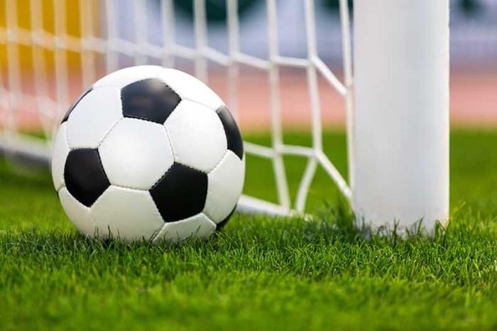 Thuật ngữ "bóng cỏ" thường được sử dụng để chỉ những trận đấu bóng đá cấp thấp